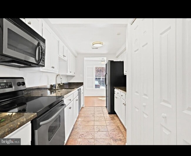 Foto del edificio - 6360 Silver Ridge Cir