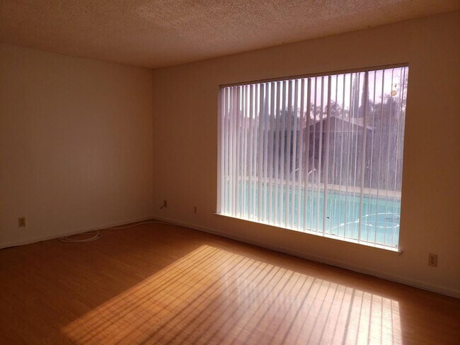 Building Photo - 5 br, 3 bath House - 5466 E. Belmont