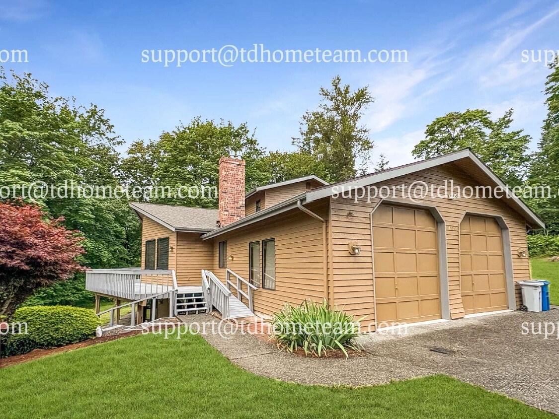 Primary Photo - "Charming 3-Bed Retreat with Spacious Inte...