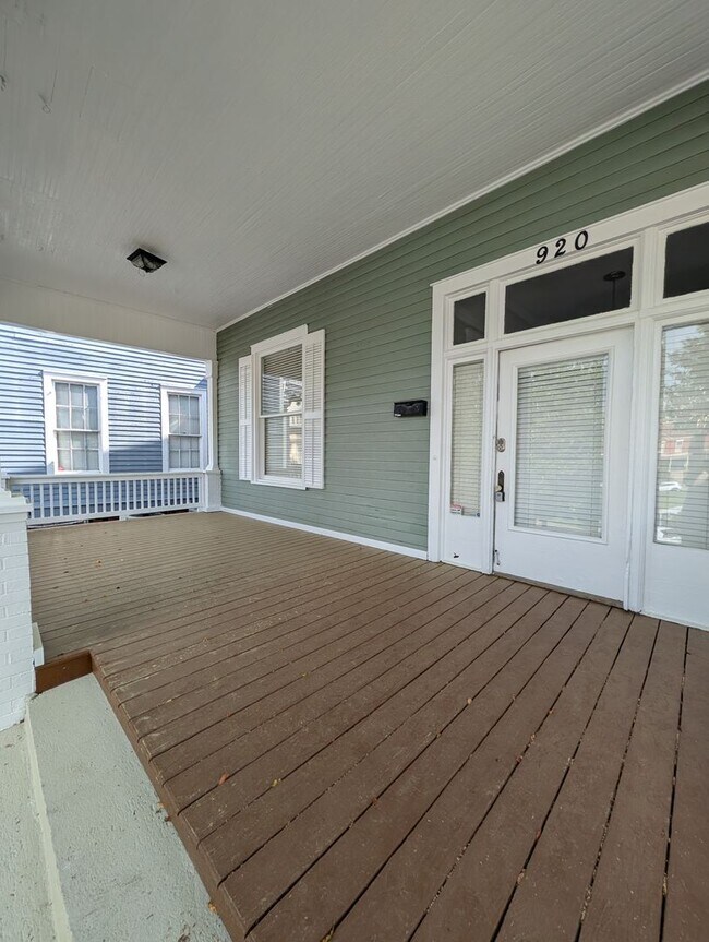 Building Photo - Huge 4 bedroom in prime downtown location!