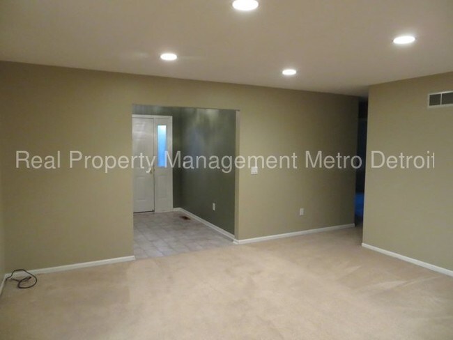 Building Photo - Spacious Ranch!