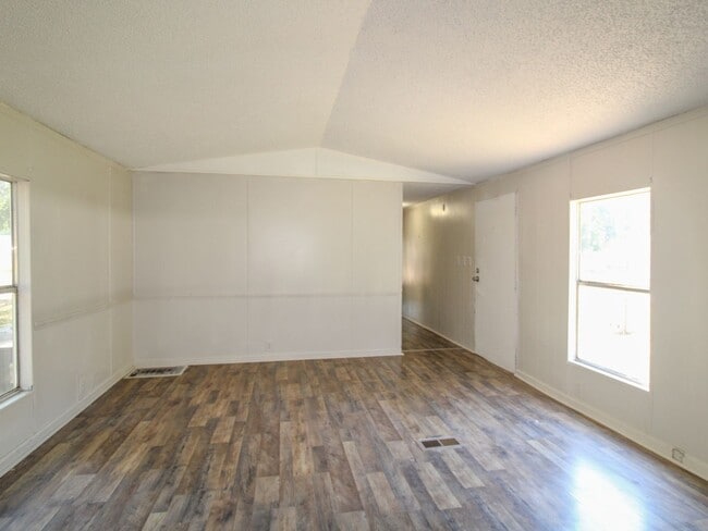 Building Photo - Beautifully Updated 3BR/2BA Trailer in Mus...