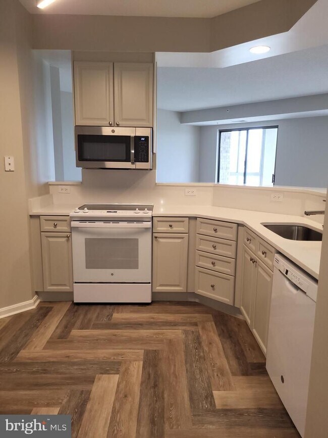 Building Photo - Penthouse Level Condo at Lansdowne Woods