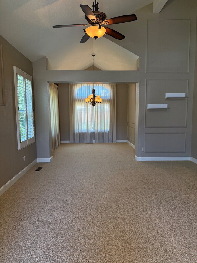 Foto del edificio - Beautiful 4 Bedroom, 3 Bathroom Pleasanton Home with 3-Car Garage & Large Backyard