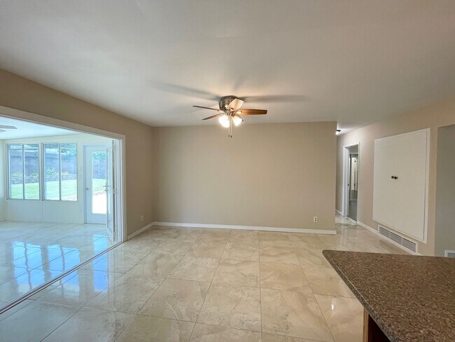 Foto del edificio - Stunning 4+2 West Hills Home Completely Redone!