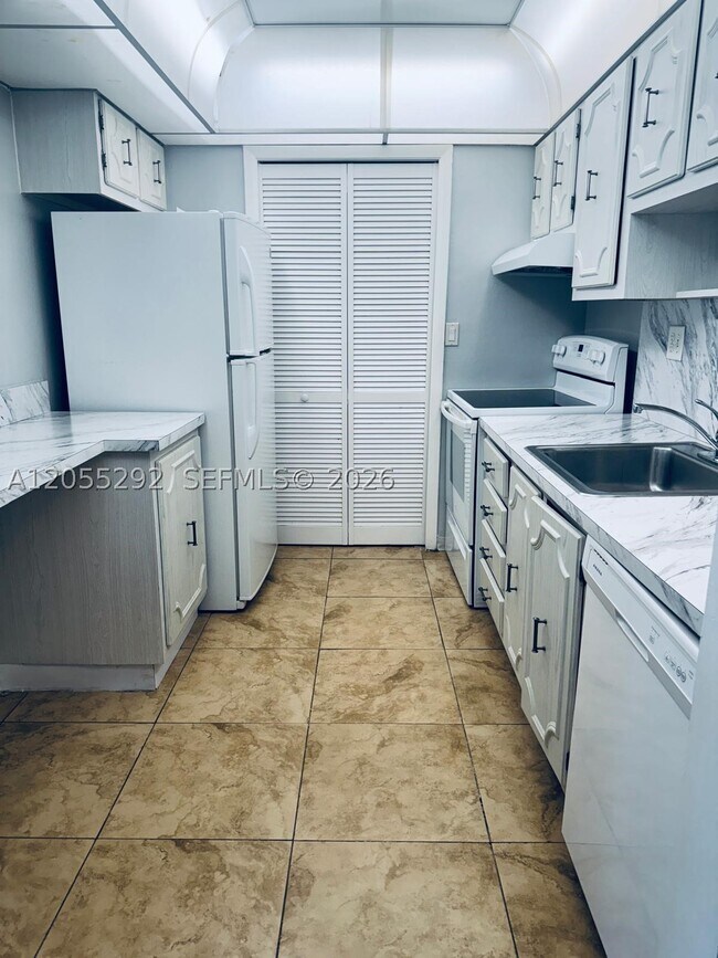 Foto del edificio - 140 Lakeview Dr