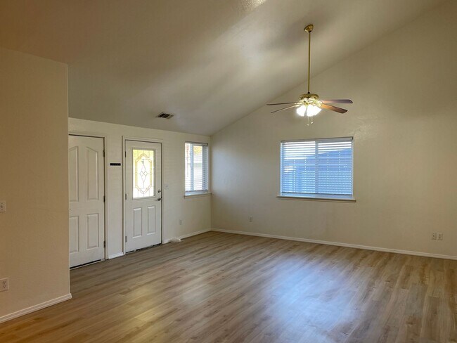 Foto del edificio - Very Nice 3 Bedroom 2 Bath Duplex-Located ...