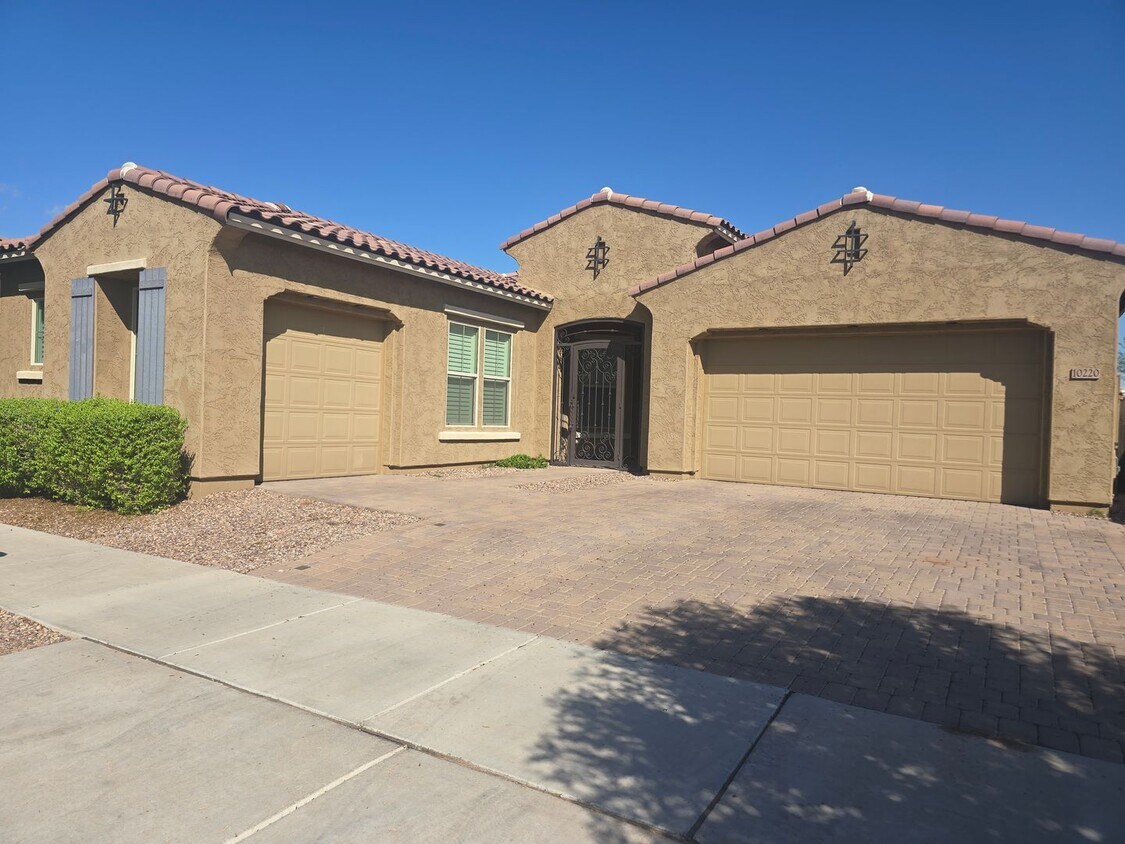 Foto principal - Five-bedroom CASITA home with a three-car ...