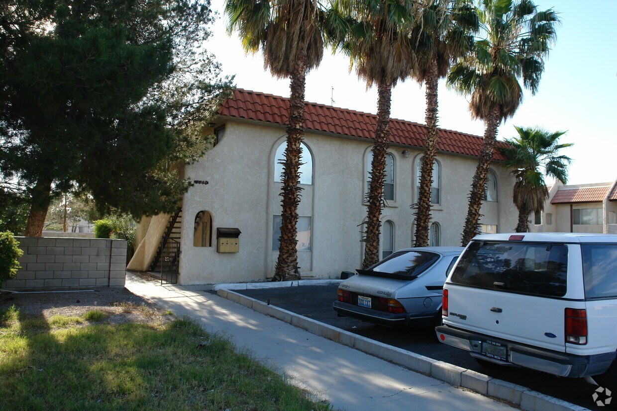 Building Photo - 4440 Caliente St