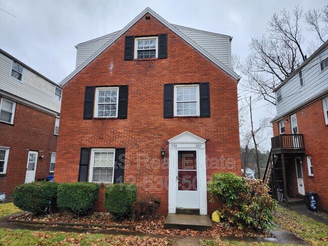 Photo - 1032 Summit St Apartment