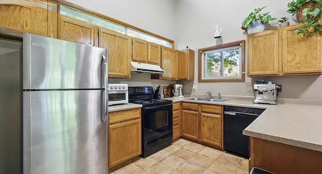 Building Photo - 821 Pebblewood Dr