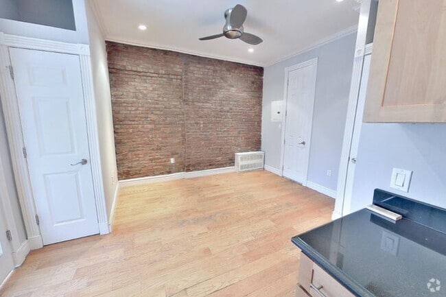 Building Photo - 420 E 9th St