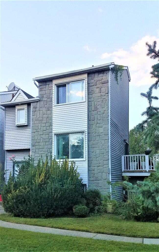 Foto del edificio - 935 Goethals Rd N