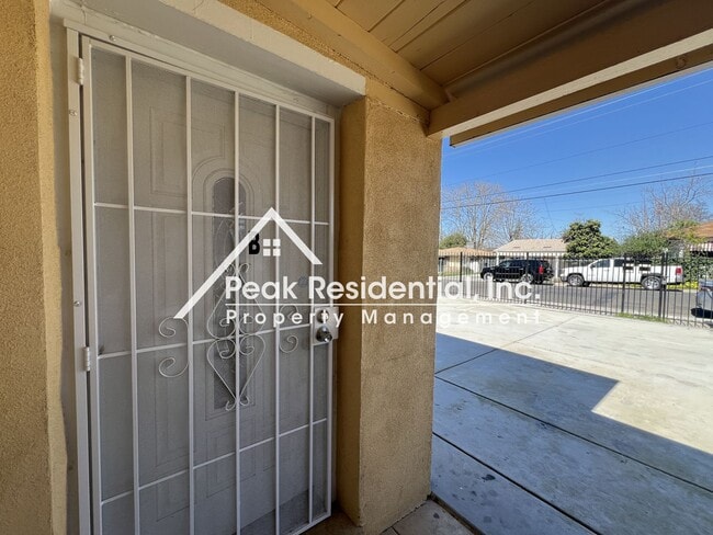 Building Photo - Charming 2bd/1ba Duplex- 5 Minutes From UC...