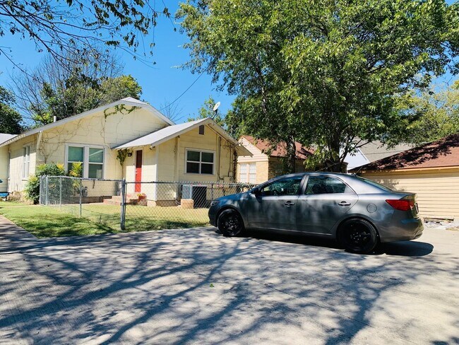 Foto del edificio - ** MOVE IN SUMMER 05/08/2026 ** 3 Bed 2 Bath Short 2 Minute Walk to TCU Campus