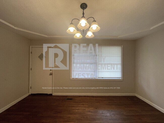 Building Photo - Solidly Built Three Bedroom House in a Gre...