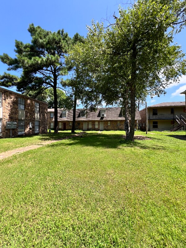 Foto del edificio - 2411 Talonwood Dr