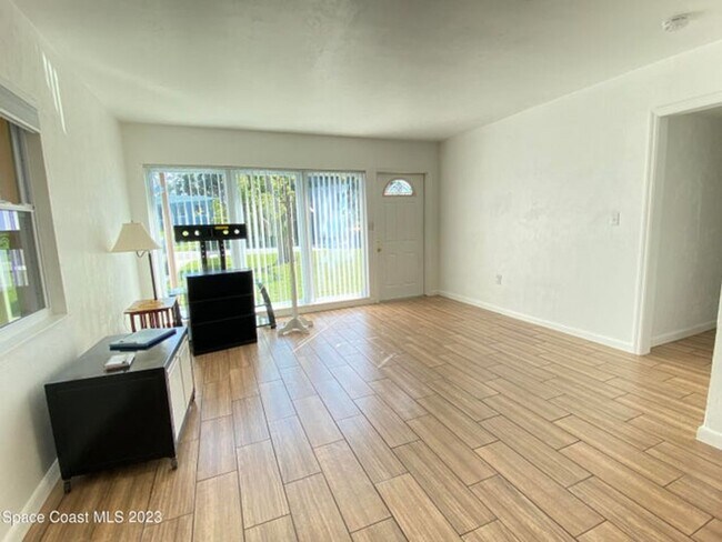 Building Photo - Beautiful Rental in Cocoa