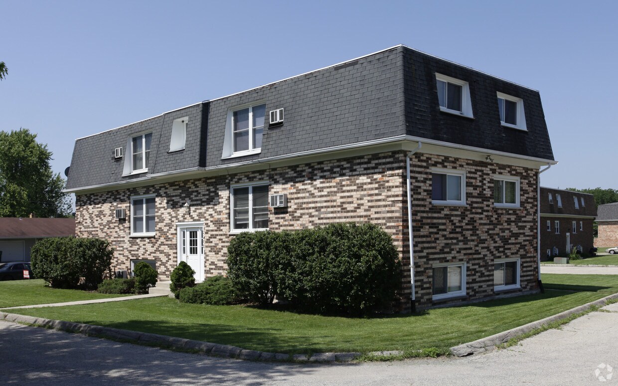 2309 Fairland Dr, Sycamore, IL 60178 Apartments in Sycamore, IL