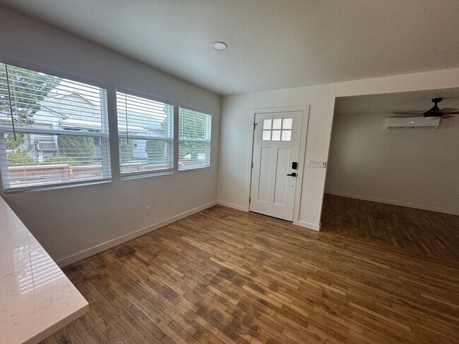 Foto del edificio - 2 Bedrooms, 1 Bath, Garage, Washer and Dryer Hookups