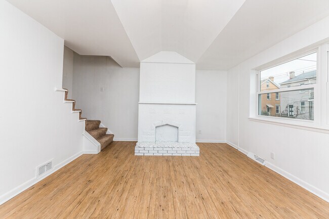 Building Photo - AVAILABLE JULY 2026 - Updated 2 Bedroom Home w/ Large Bedrooms & Easy Parking!