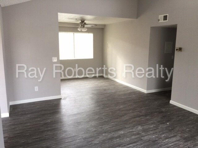 Building Photo - 7924 Stark Dr