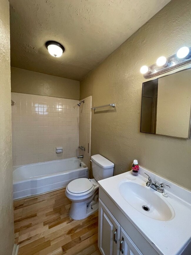 Building Photo - 745 Rosedale Dr