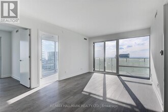 Building Photo - 501 Yonge St