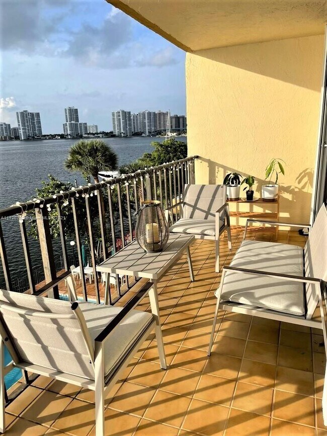 Foto del edificio - 17878 N Bay Rd