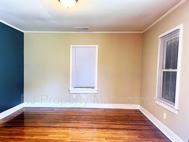 Building Photo - 823 Cella St