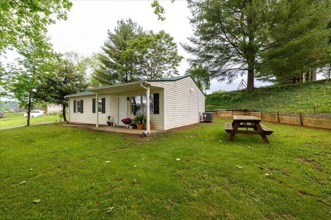 Foto del edificio - Cozy Radford Home on Forest Ave, Radford