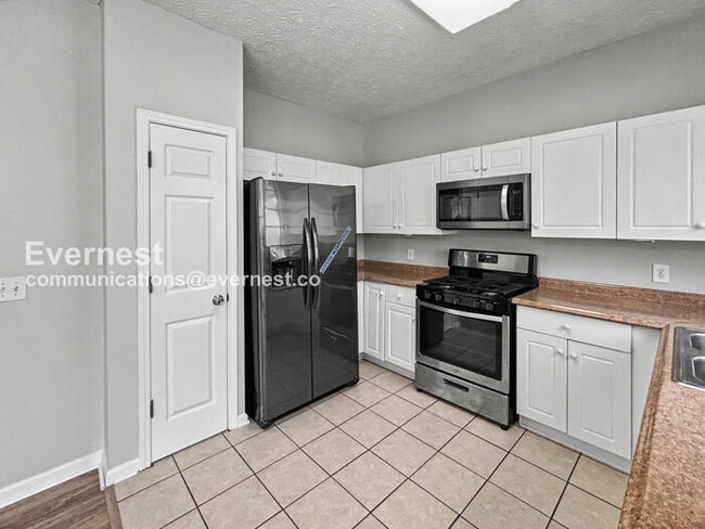 Building Photo - 3 Bed, 2 Bath Home with Garage / Available Soon!