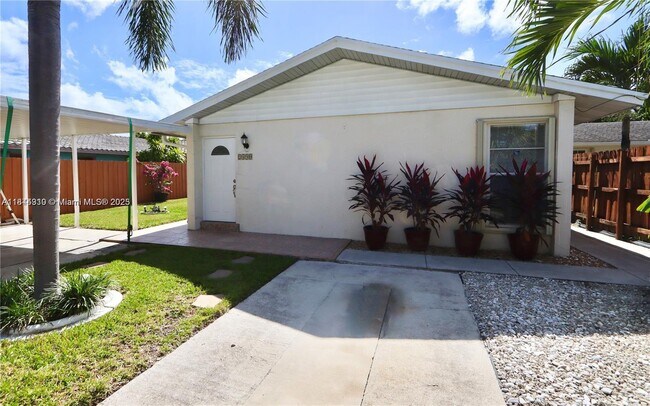 Foto del edificio - 2490 NE 184th St
