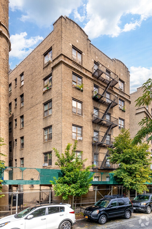 Building Photo - 860 Riverside Dr