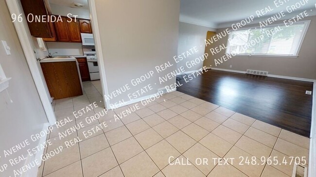 Building Photo - 96 Onieda St. - Charming Pontiac 2Bed/1Bat...