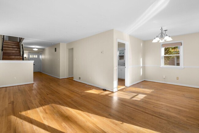 Building Photo - 4 Bedroom 3.5 Bathroom - Van Ness/Tenleytown Semi Detached Home - Attached 1 Car Garage