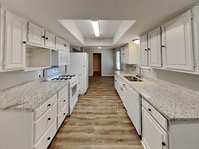 Foto del edificio - 1754 E Red Bird Ln