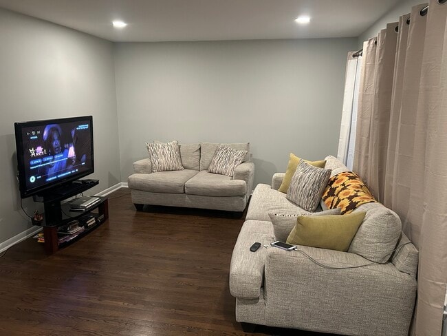 Building Photo - 557 E Division St