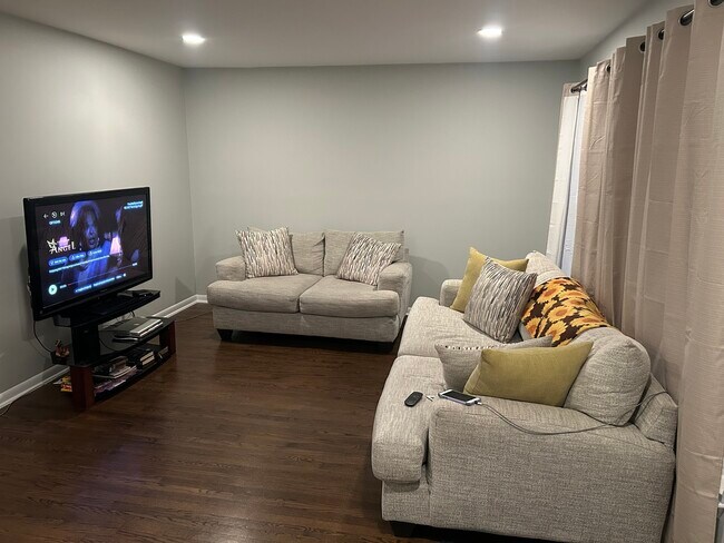 Foto del edificio - 557 E Division St