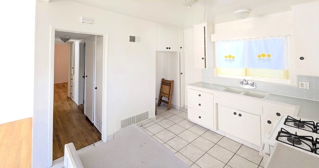 Building Photo - 11208 Camarillo St