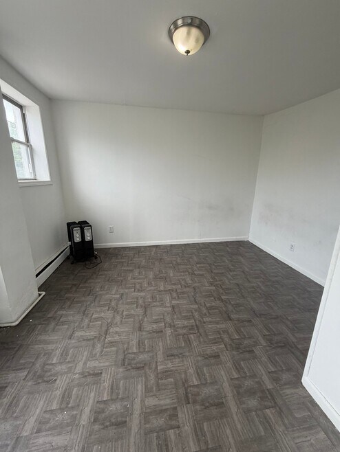 100 S Essex Ave