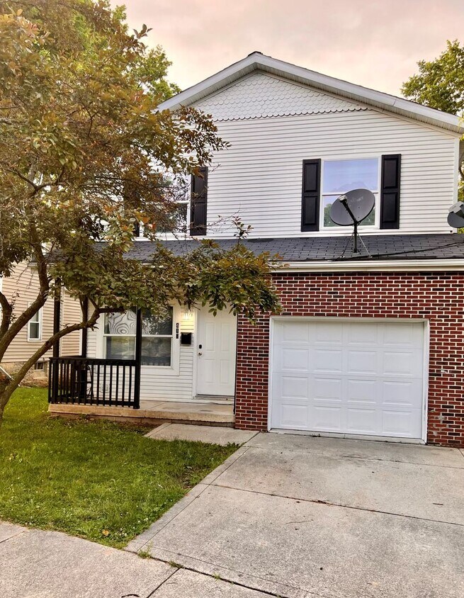 Foto principal - For Rent: Four-Bedroom, Two-Bathroom Single Family Home