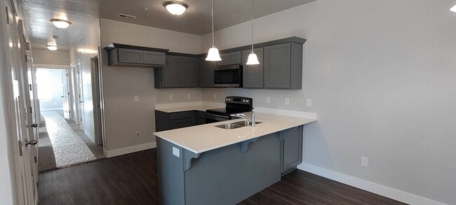 Building Photo - LIKE NEW TOP FLOOR HERRIMAN CONDO - AVAILA...