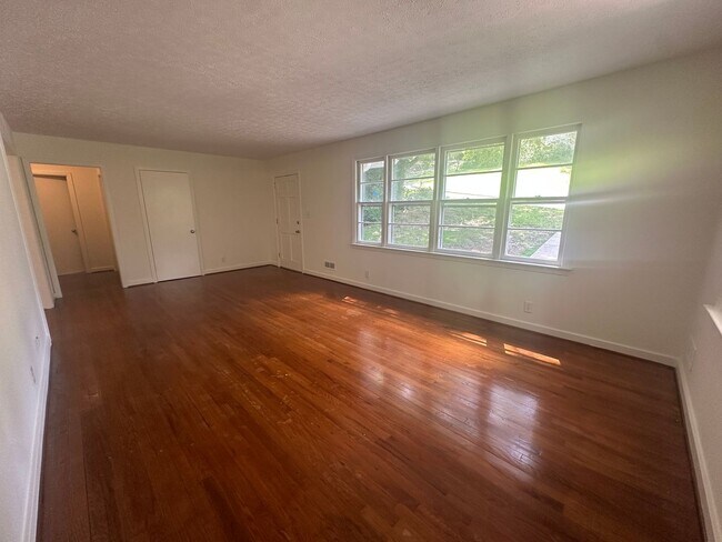 Foto del edificio - 1604 McCall Dr