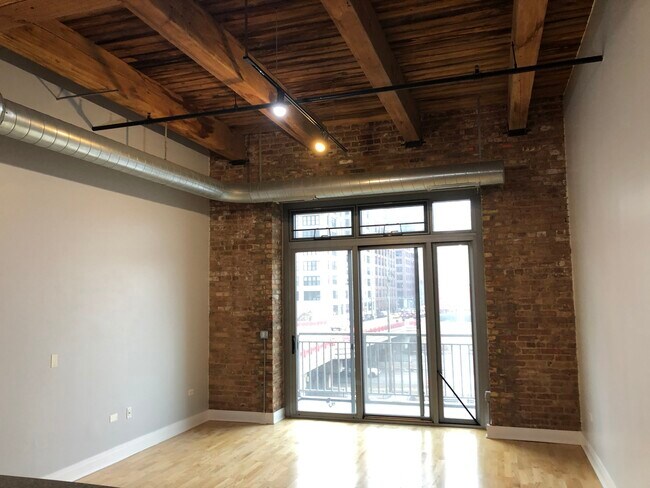Building Photo - 770 W Gladys Ave