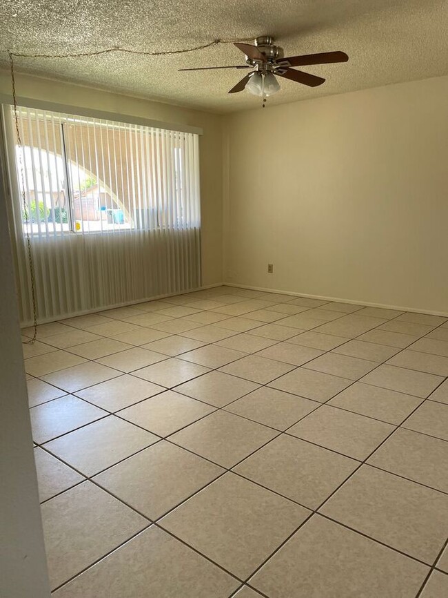 Building Photo - -$500 Off First Month Rent-Light and Brigh...