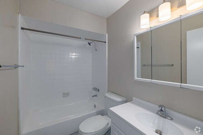 2 habitaciones, 1 baño - 1150 pies cuadrados - Baño - Camelot Apartments