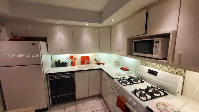 Building Photo - 2030 S Ocean Dr