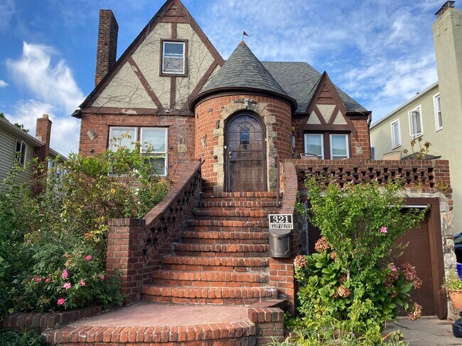 Building Photo - 321 E Olive St