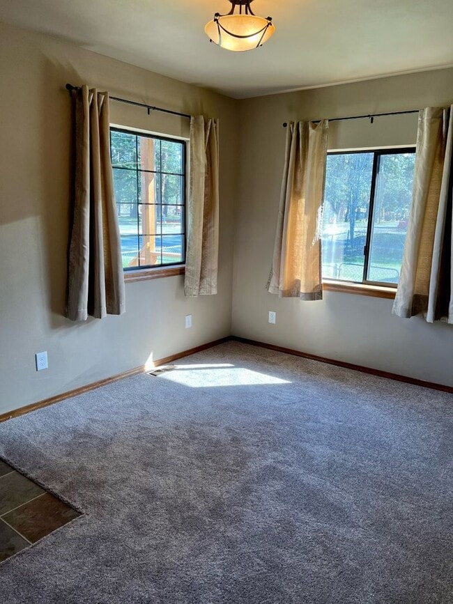 Building Photo - Large 1 bedroom  single level in town!